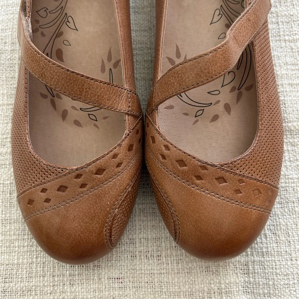 Taos Footwear Scamp Tan Brown Leather Mary Jane Flats with Strap